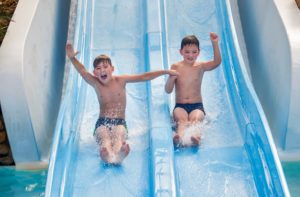 2 enfants toboggans piscine