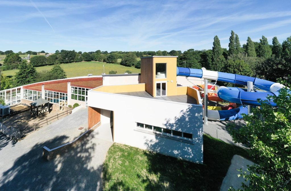 parc aquatique couvert vu du ciel