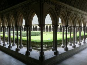 patio abbaye du mont saint michel