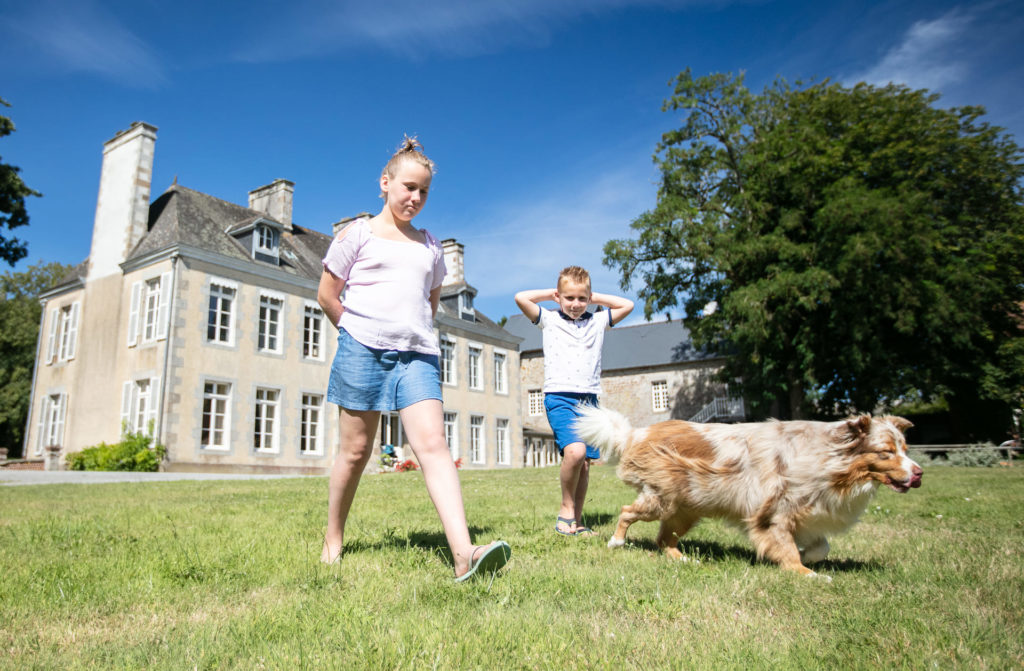 enfant chien pelouse camping chateau