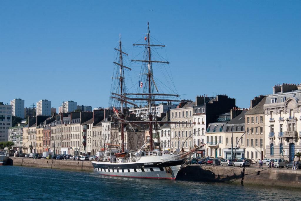 voilier sur le port de cherbourg