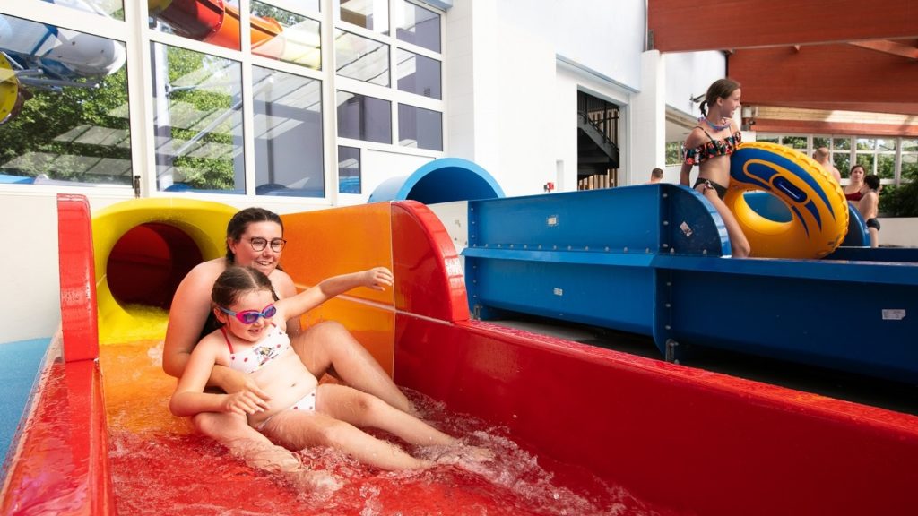 départs de toboggans aquatique enfants