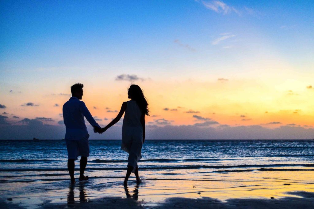 couple coucher de soleil mer plage