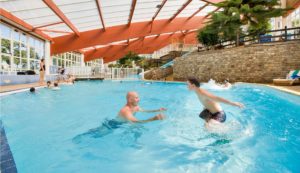 Famille piscine couverte camping