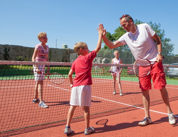 court tennis camping mont saint michel