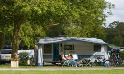 Gestabiliseerde kampeerplaats voor grote camper, in de buurt van Jullouville