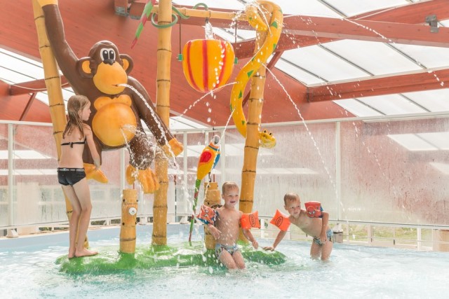 Piscine couverte avec pataugeoire pour bébé