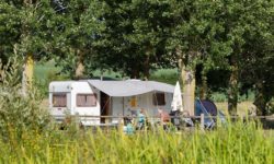 Standard Campingplatz für Zelt und Wohnwagen im Park vom Schloss.