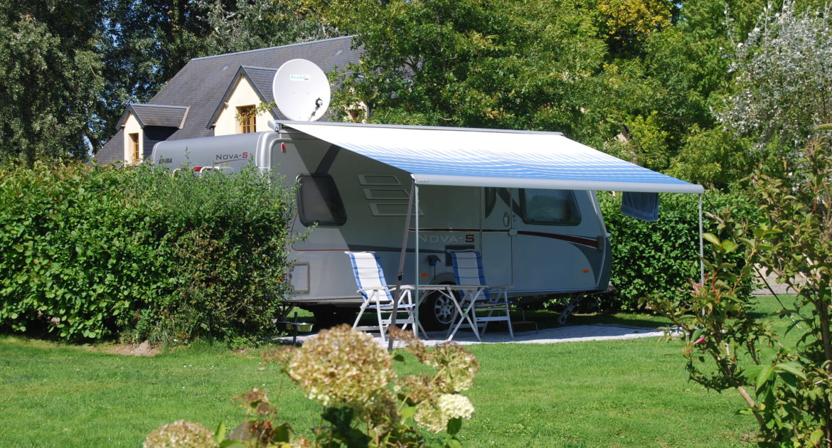 Gestabiliseerde kampeerplaats voor grote camper, in de buurt van Jullouville - Emplacement de camping Château de Lez-Eaux normandie