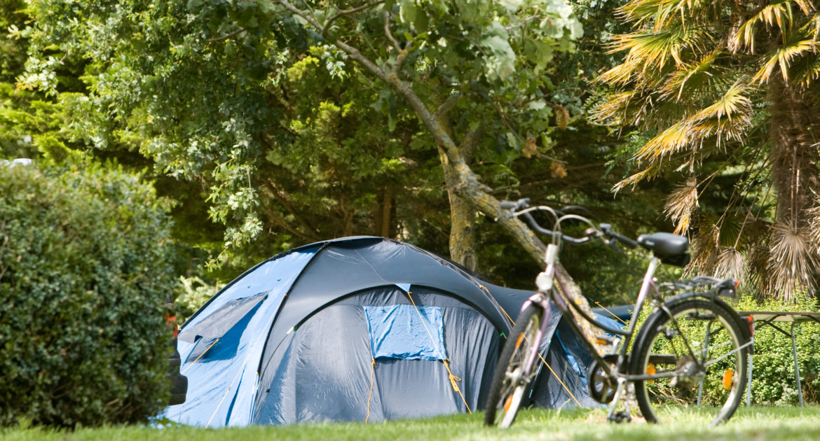 Standard Campingplatz für Zelt und Wohnwagen im Park vom Schloss. - emplacement tente