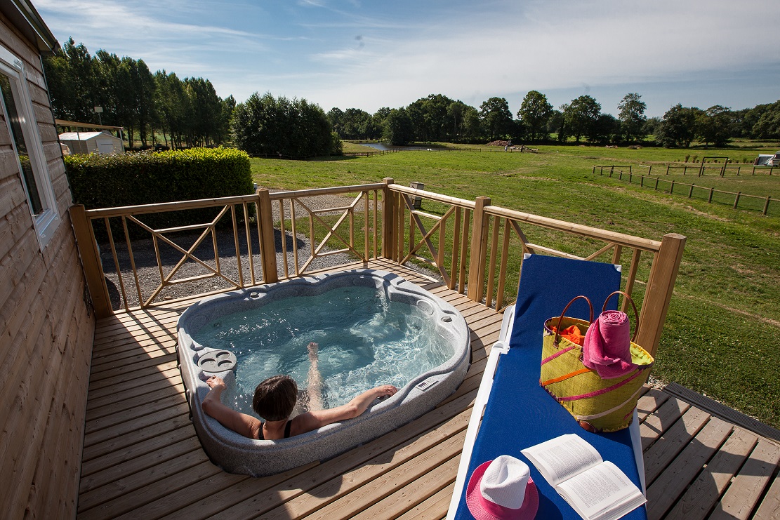 Vermietung von Wohnmobil mit PrivatSpa in der Normandie im Château Park