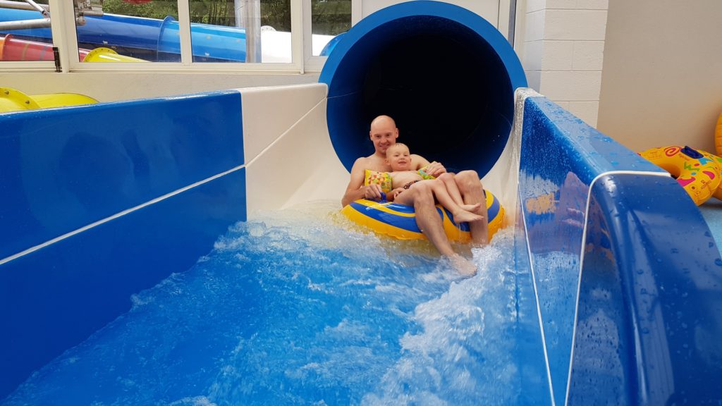 enfant père toboggan piscine