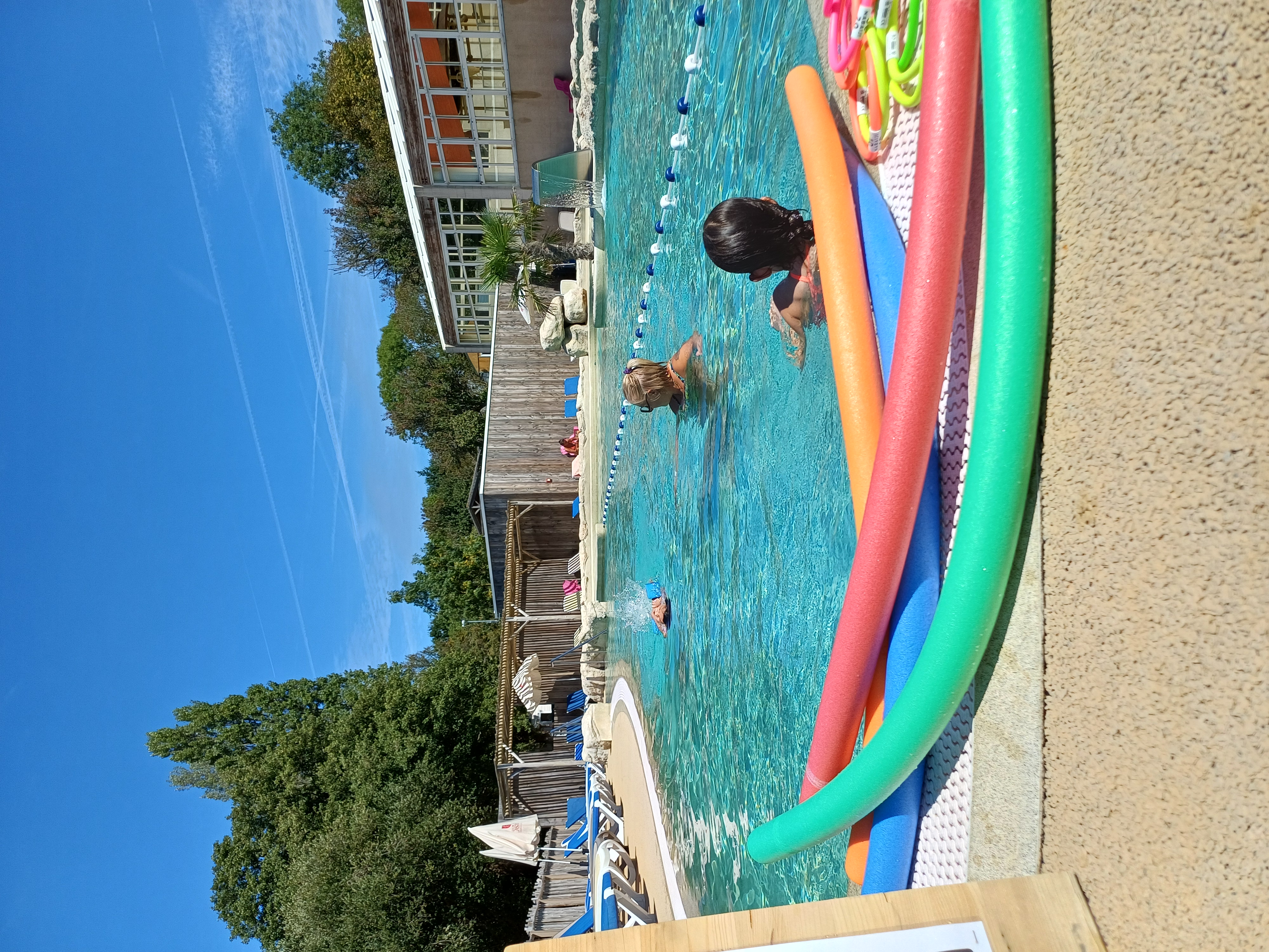fillette piscine lunettes