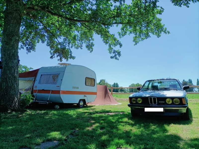 Campingurlaub auf einem Stellplatz in der Normandie mitten in der Natur.