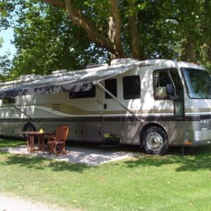 Emplacement-camping-car-caravane-spacieux-camping-manche