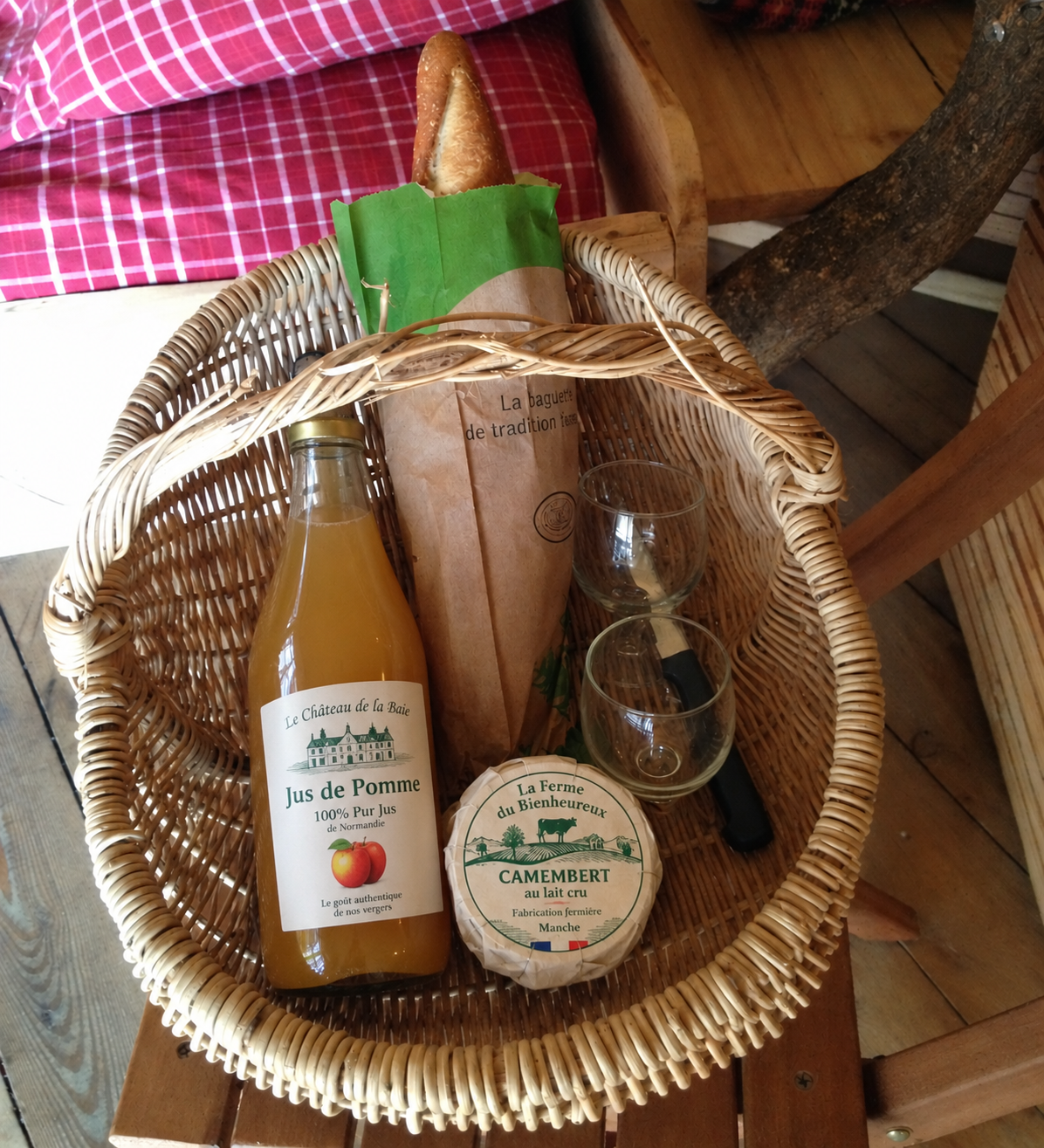 Panier normand: jus de pomme, camembert et baguette
