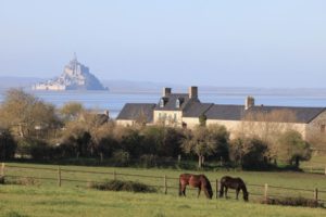 Vue extérieure de l'écomusée et de la baie