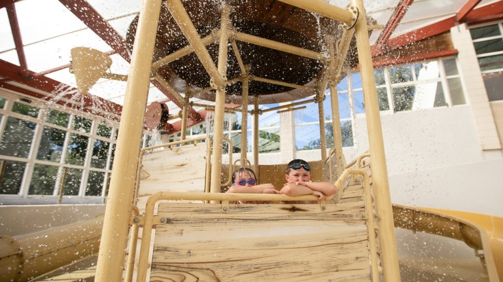 enfants cabane piscine