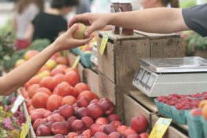 étal marché pommes