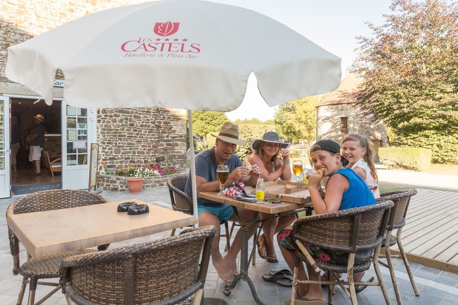 diner en famille terrasse camping