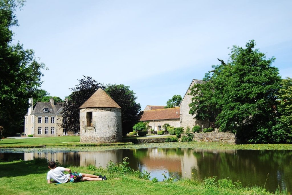 enfant allongé dans l'herbe pêche