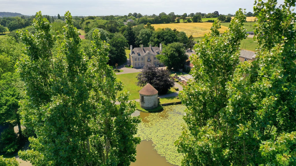 chateau de lez eaux entouré par la nature