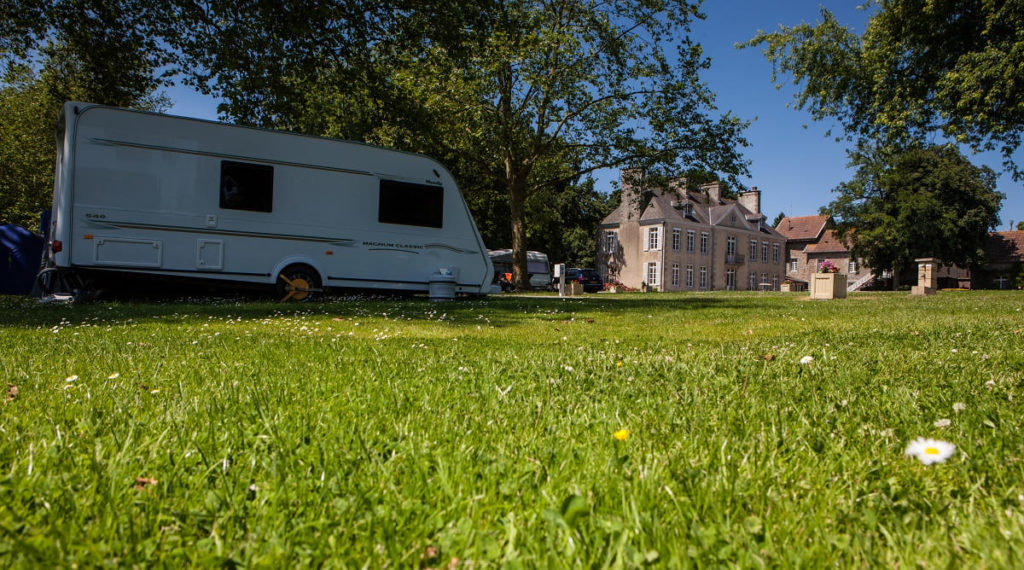 caravane emplacement devant le chateau