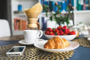 table petit déjeuner croissant