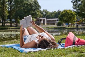 femme lecture bord de l'eau