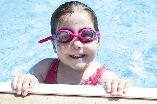 fillette piscine lunettes