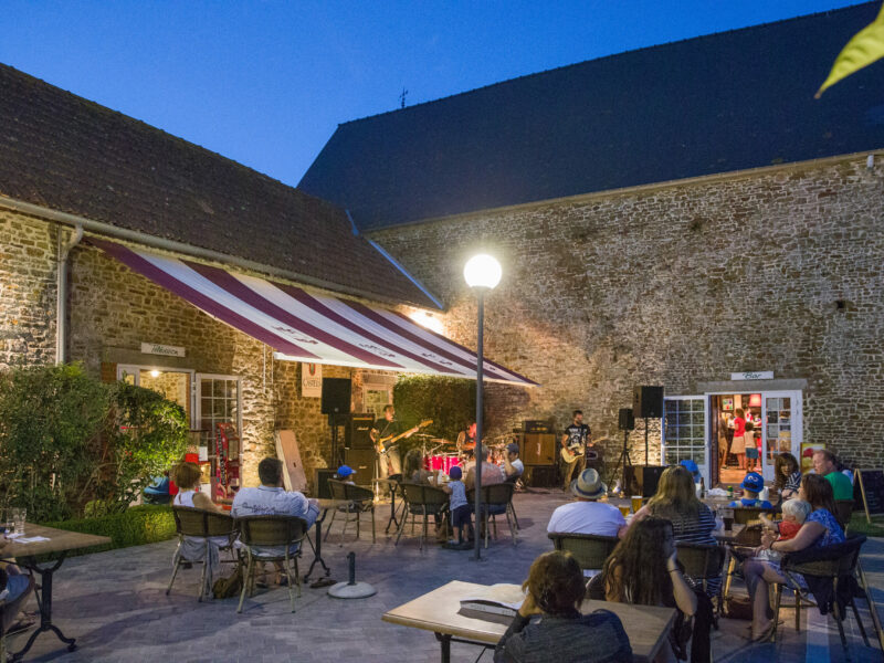 Événements Incontournables en 2025 dans la Baie du Mont Saint Michel : Vivez un Séjour Unique au Camping Château de Lez-Eaux !