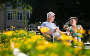 couple terrasse bar chateau