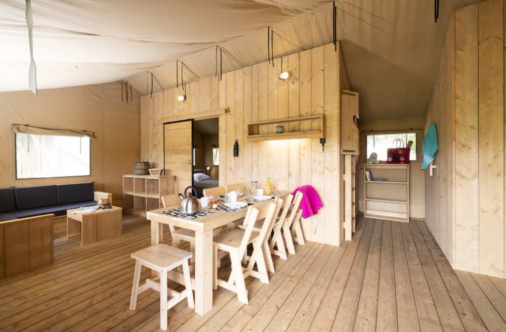 tente glamping intérieur bois