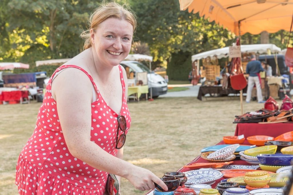 femme souriante sur le marché