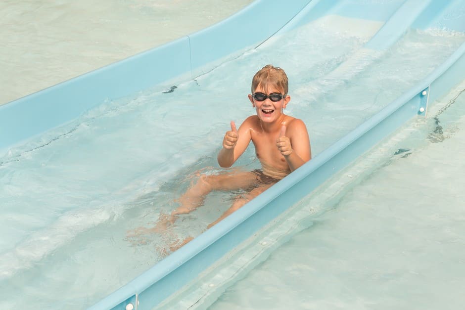 enfant heureux piscine