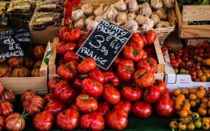 Marché étal tomates ail